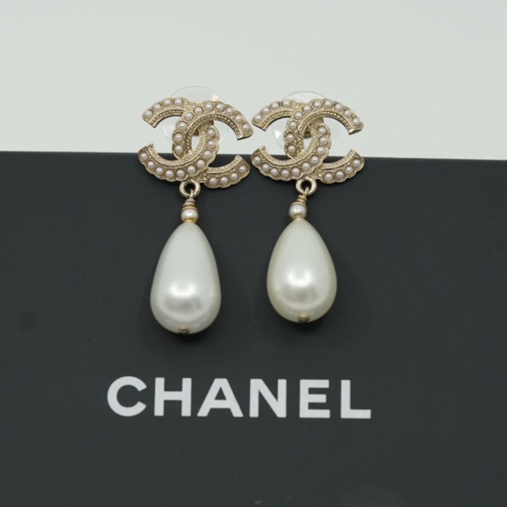 AUTH NWOT A21 Chanel Faux Pearl drop earrings